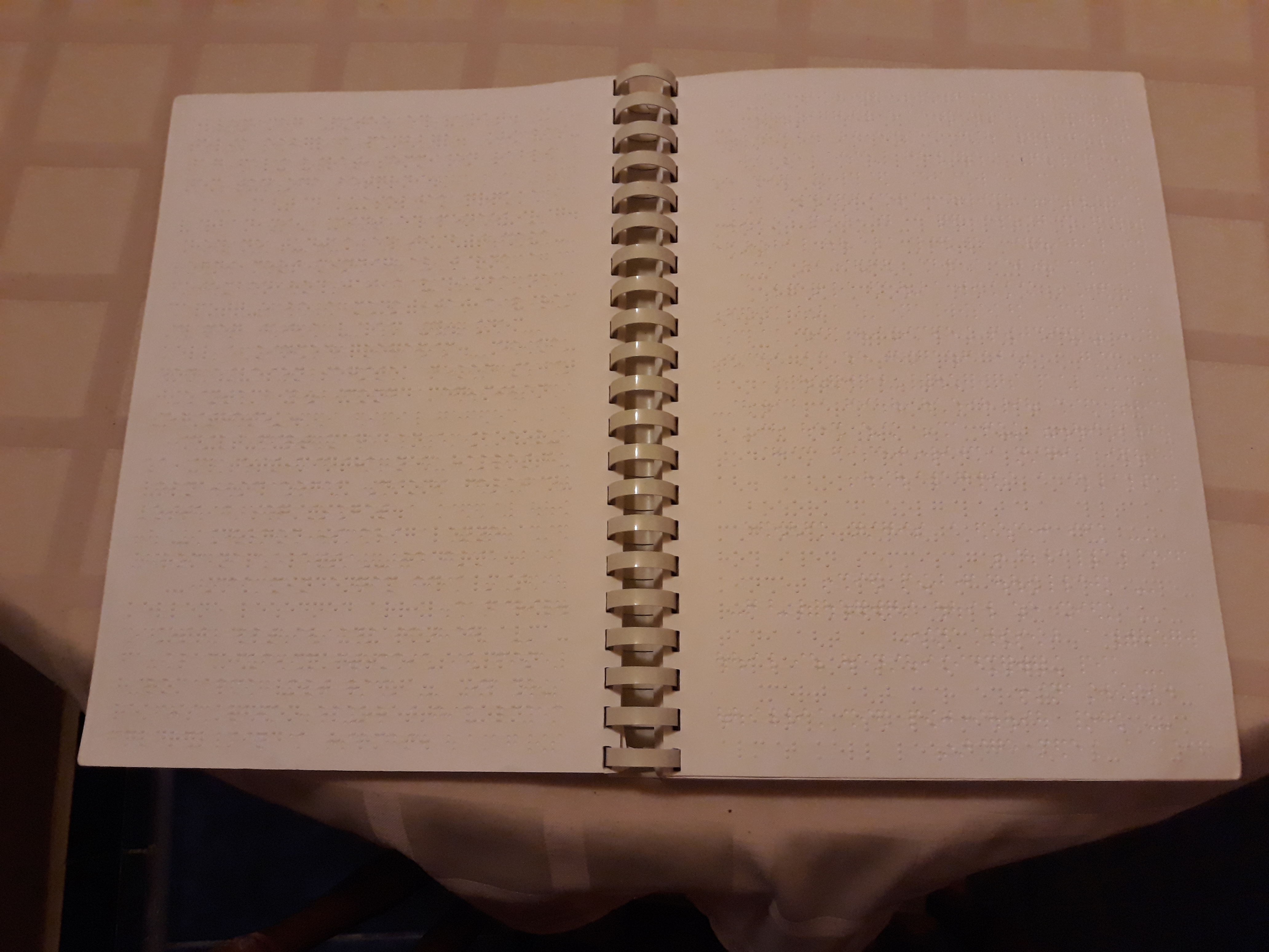 Braille írással készült könyv.