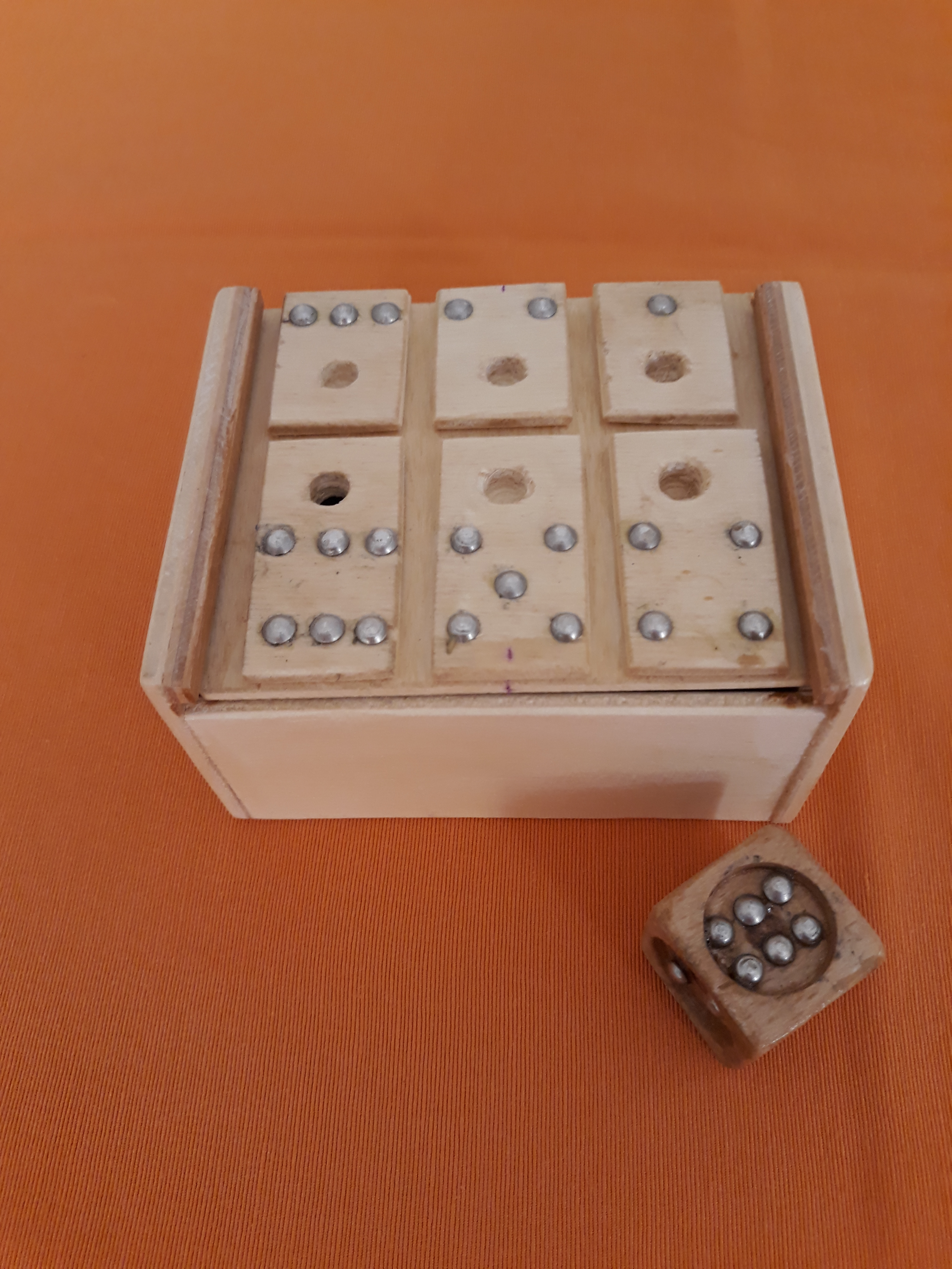 Bűvös Hatos játék tapintható dobókockával 